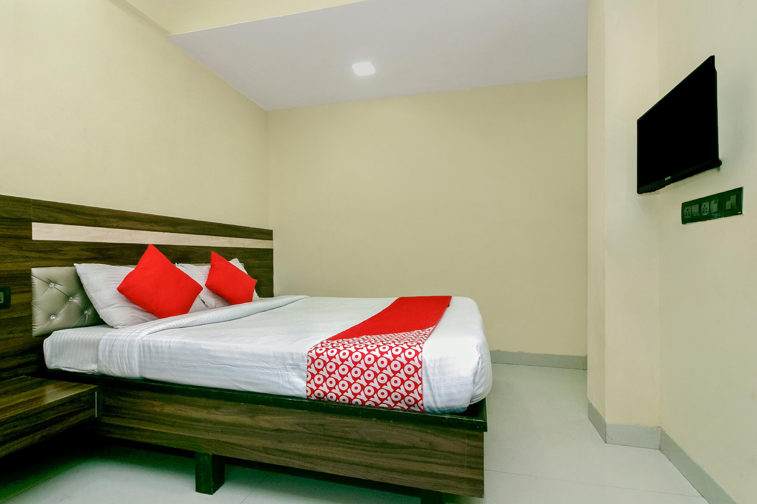 Hotel Oyo 23656 Parimeet Mumbai