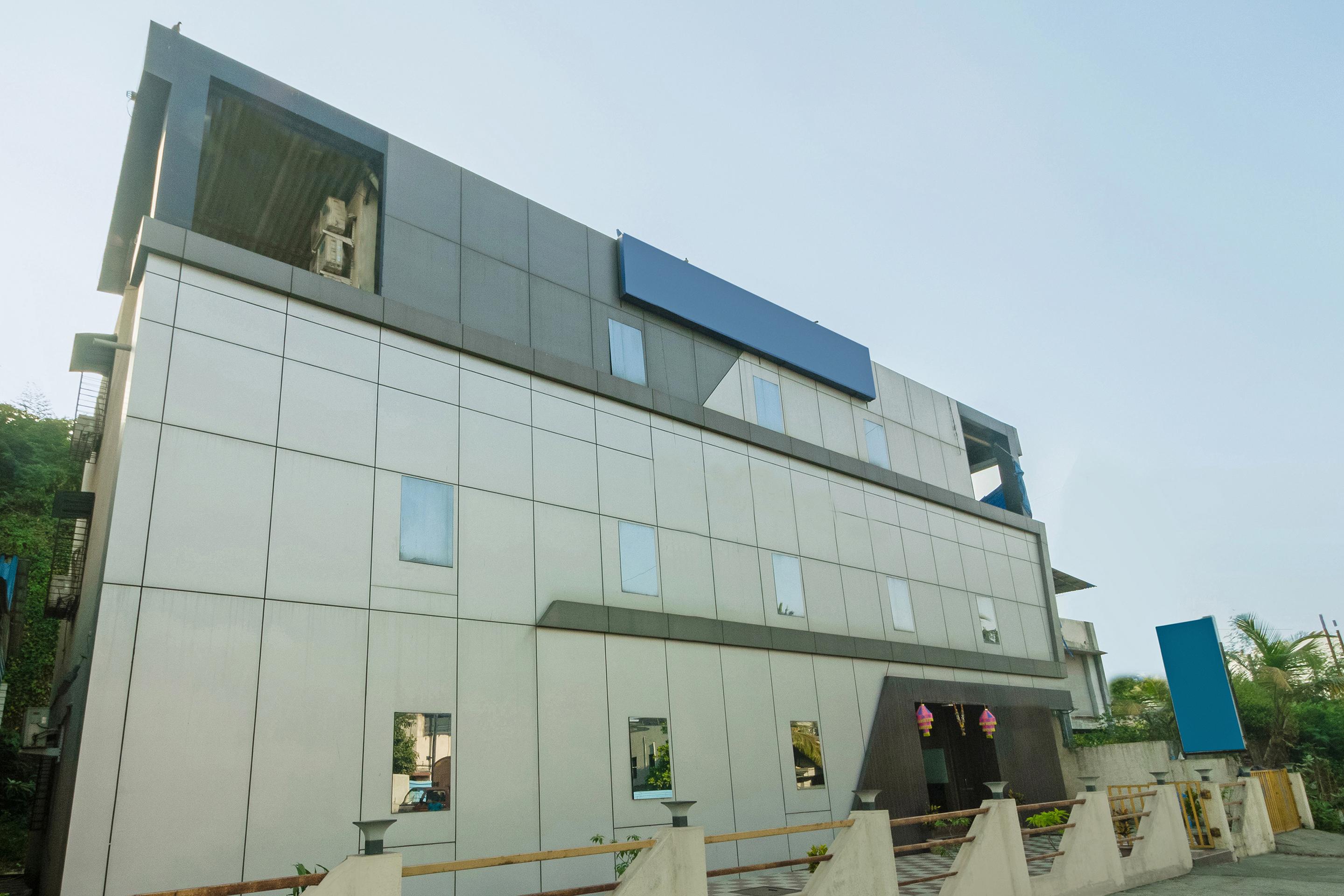 Hotel Oyo 23656 Parimeet Mumbai