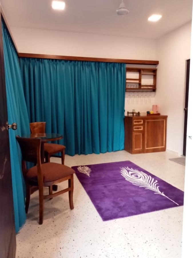 Verandah Madh- Myrah Apartment *