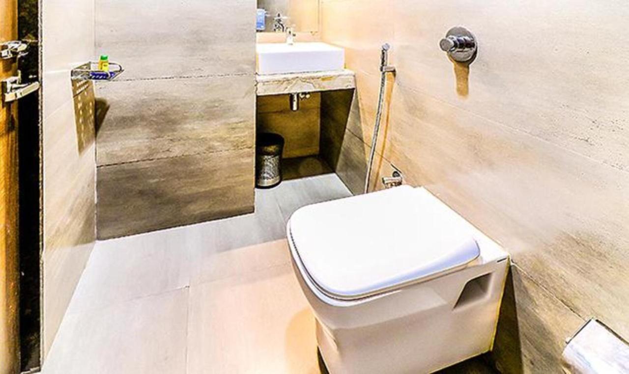 Hotel Fabhotel Admiral - Nr International Airport