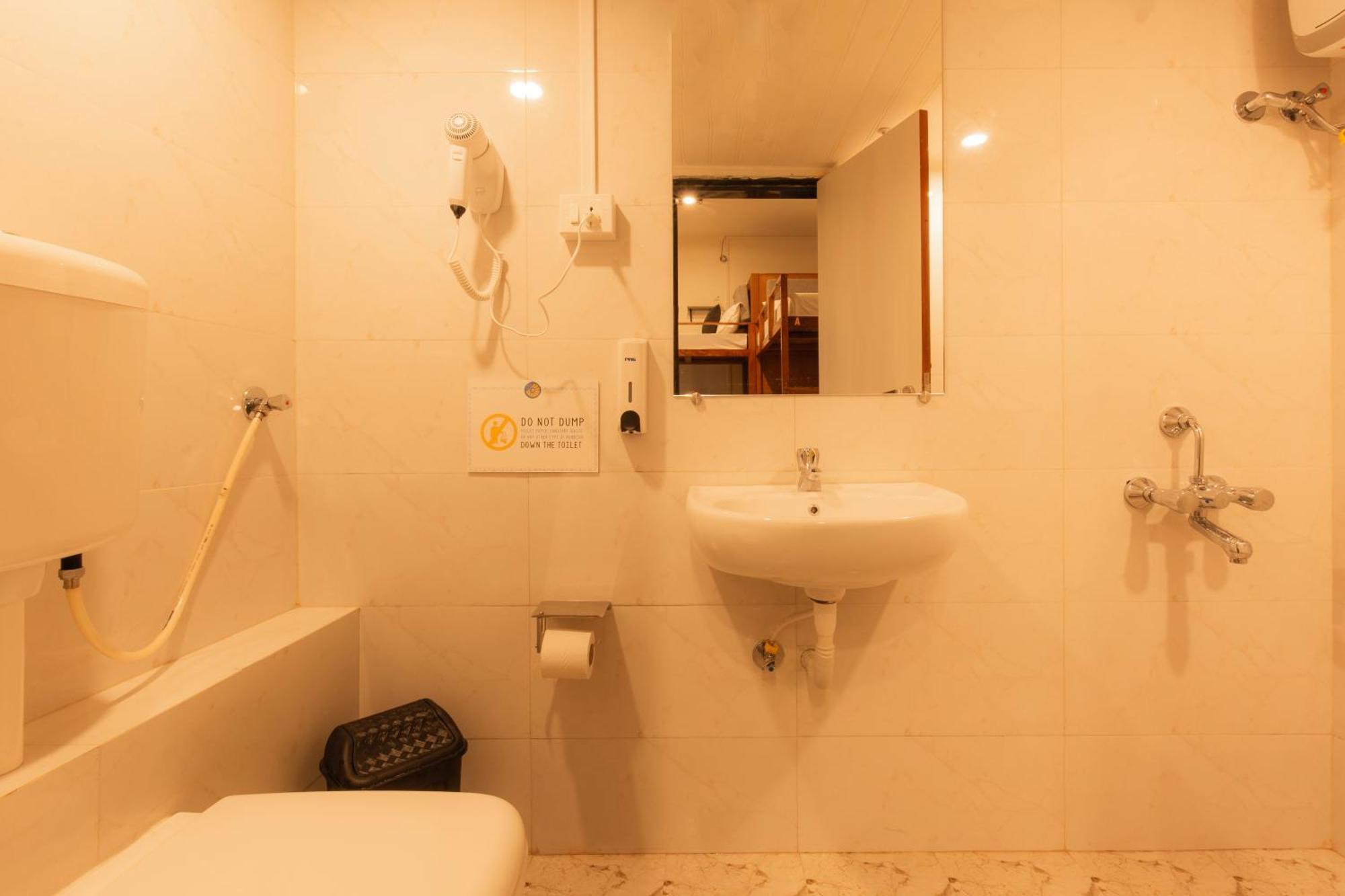 Locomo Og - Work Eat Hostel Mumbai