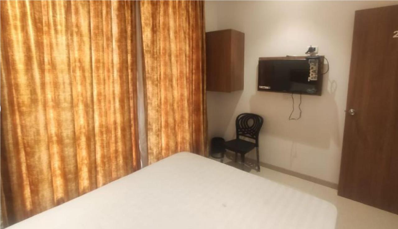 Golden Oak Lodging By Wb Hotel Mumbai