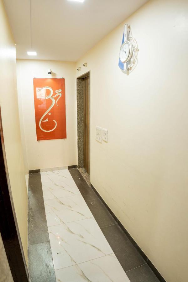 Ganesh, Near Kokilaben Dhirubhai Ambani Hospital Guest house