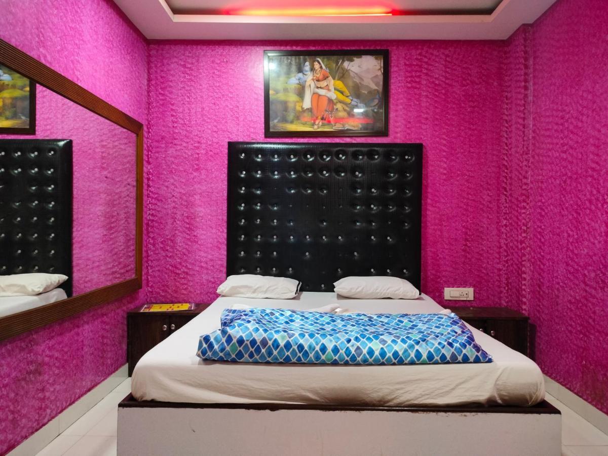 Love hotel Spring & Mumbai