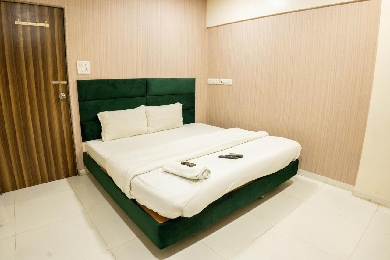 Ganesh, Near Kokilaben Dhirubhai Ambani Hospital * Mumbai