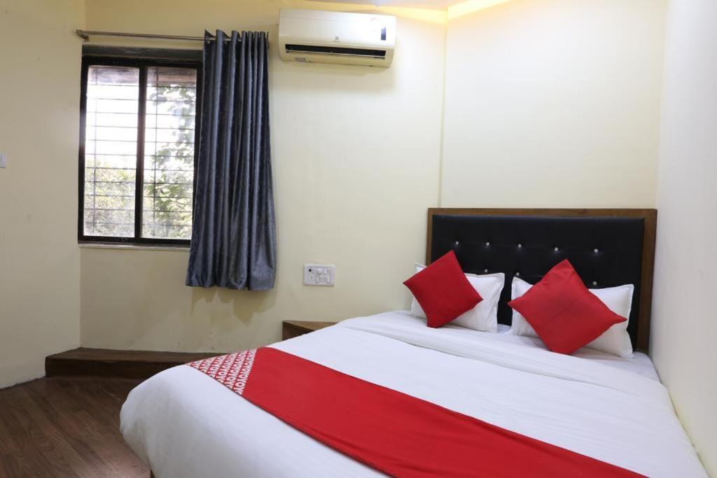 Crown Goregaon Guest house *