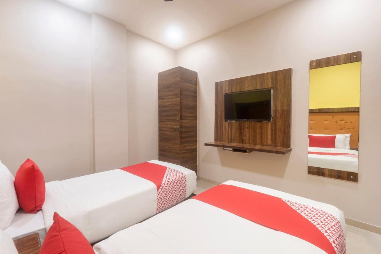 Hotel Super Oyo Blue Executive Near Chhatrapati Shivaji International Airport Bombaim