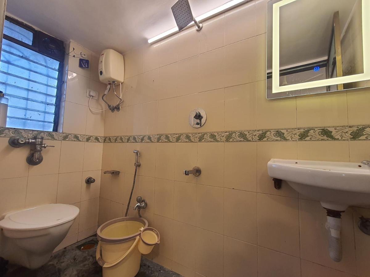 Osi Perry Cross Bandra West