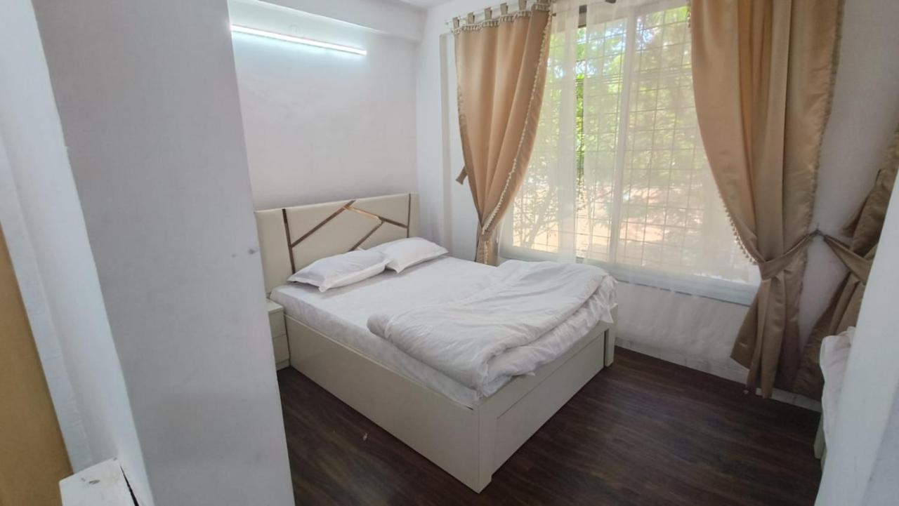 Spacious For 6 In Near Kokilaben Hospital, Andheri West *