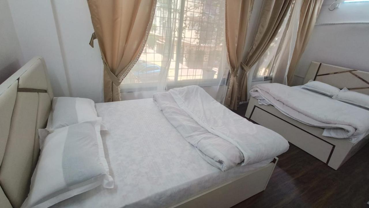 Spacious For 6 In Near Kokilaben Hospital, Andheri West *