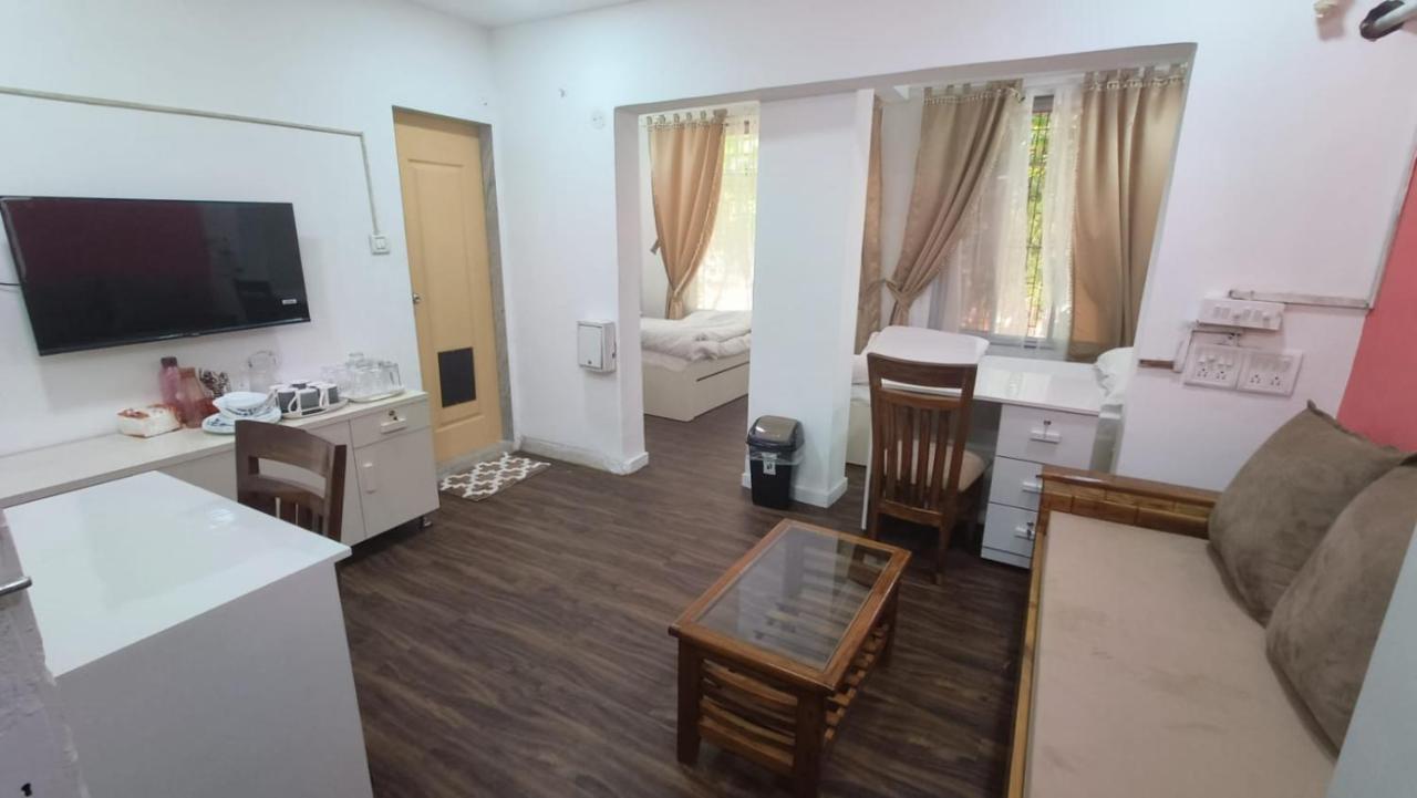 Spacious For 6 In Near Kokilaben Hospital, Andheri West Mumbai