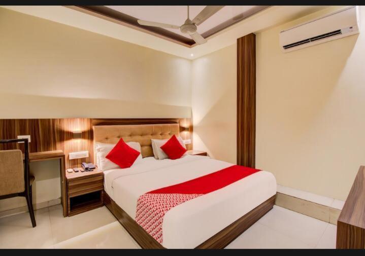 Emerald Near T2 International Airport Hotel Mumbai