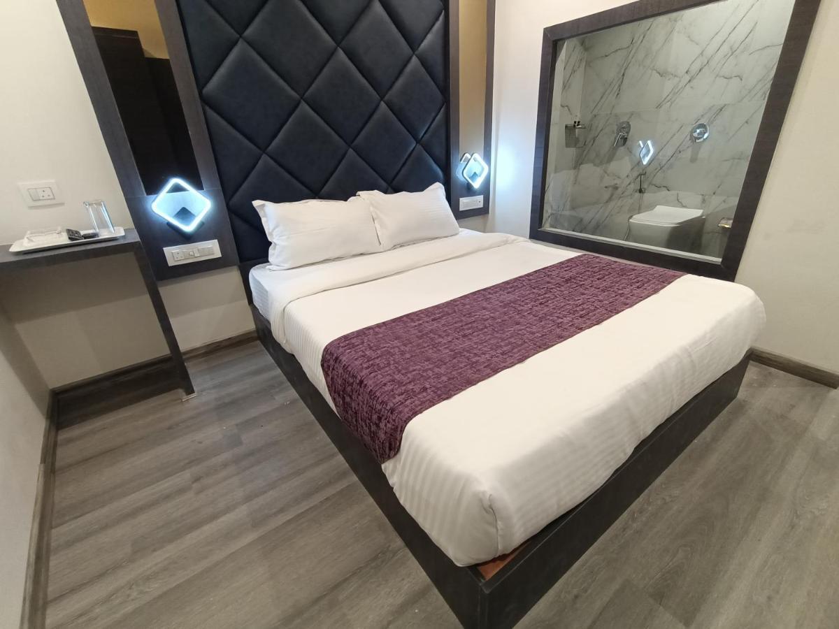 Hotel Classio Andheri - Near Dn Nagar Metro Station