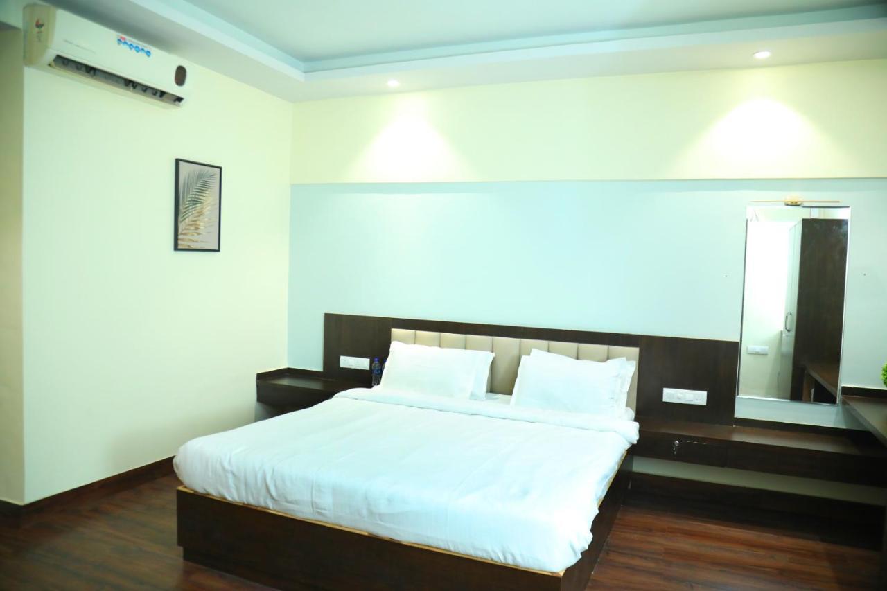 Country & By Turtle - Airport Hotel Mumbai