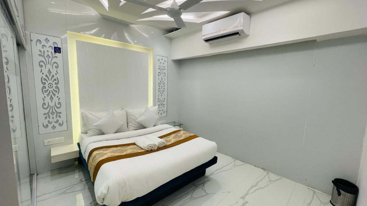 One Bedroom Apartment- Near Kokilaben Ambani Hospital, Andheri West * Mumbai