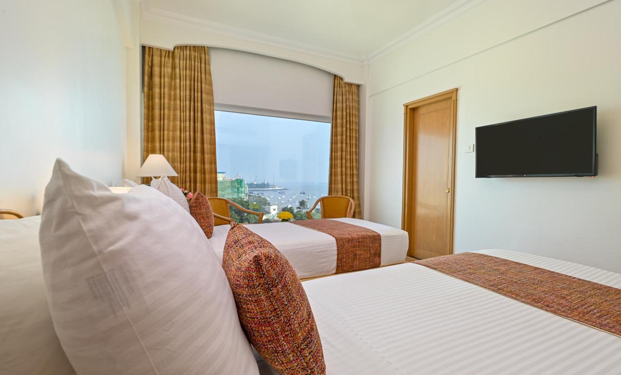 Hotel Fariyas , Colaba 4*