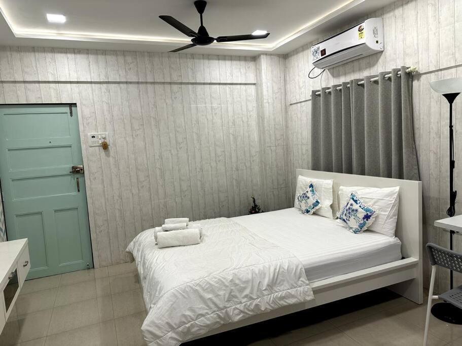 Basti 1 Chuim Village Khar West Apartment *