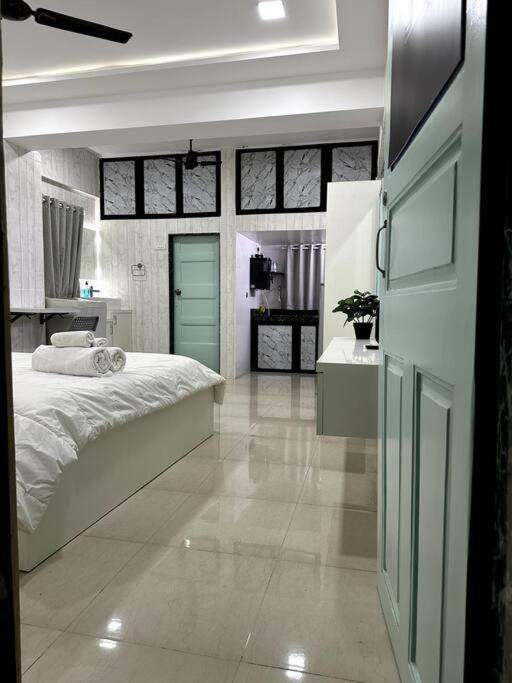 Apartment Basti 1 Chuim Village Khar West