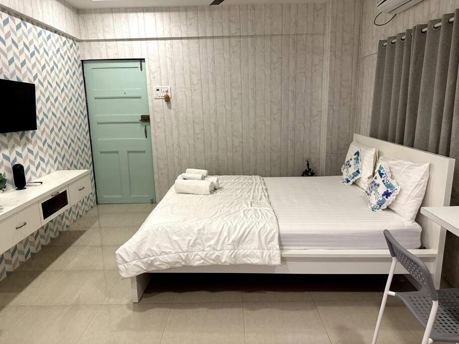 Apartment Basti 1 Chuim Village Khar West