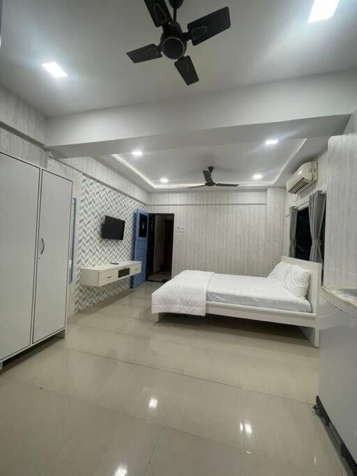 Apartment Basti 1 Chuim Village Khar West