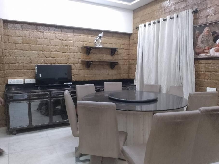 Luxurious 3 Bedroom Hall In Bandra West Bombaim