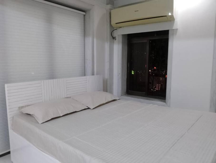 Luxurious 3 Bedroom Hall In Bandra West Bombaim