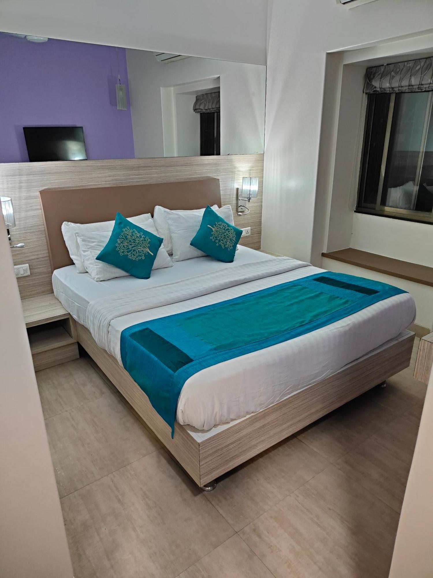 Apollo - Colaba Causeway