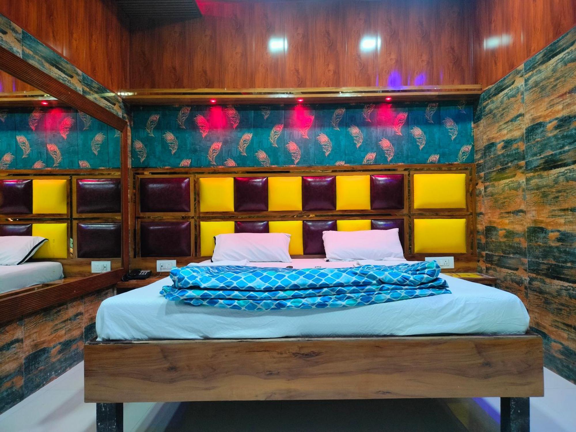 Love hotel Spring & Mumbai