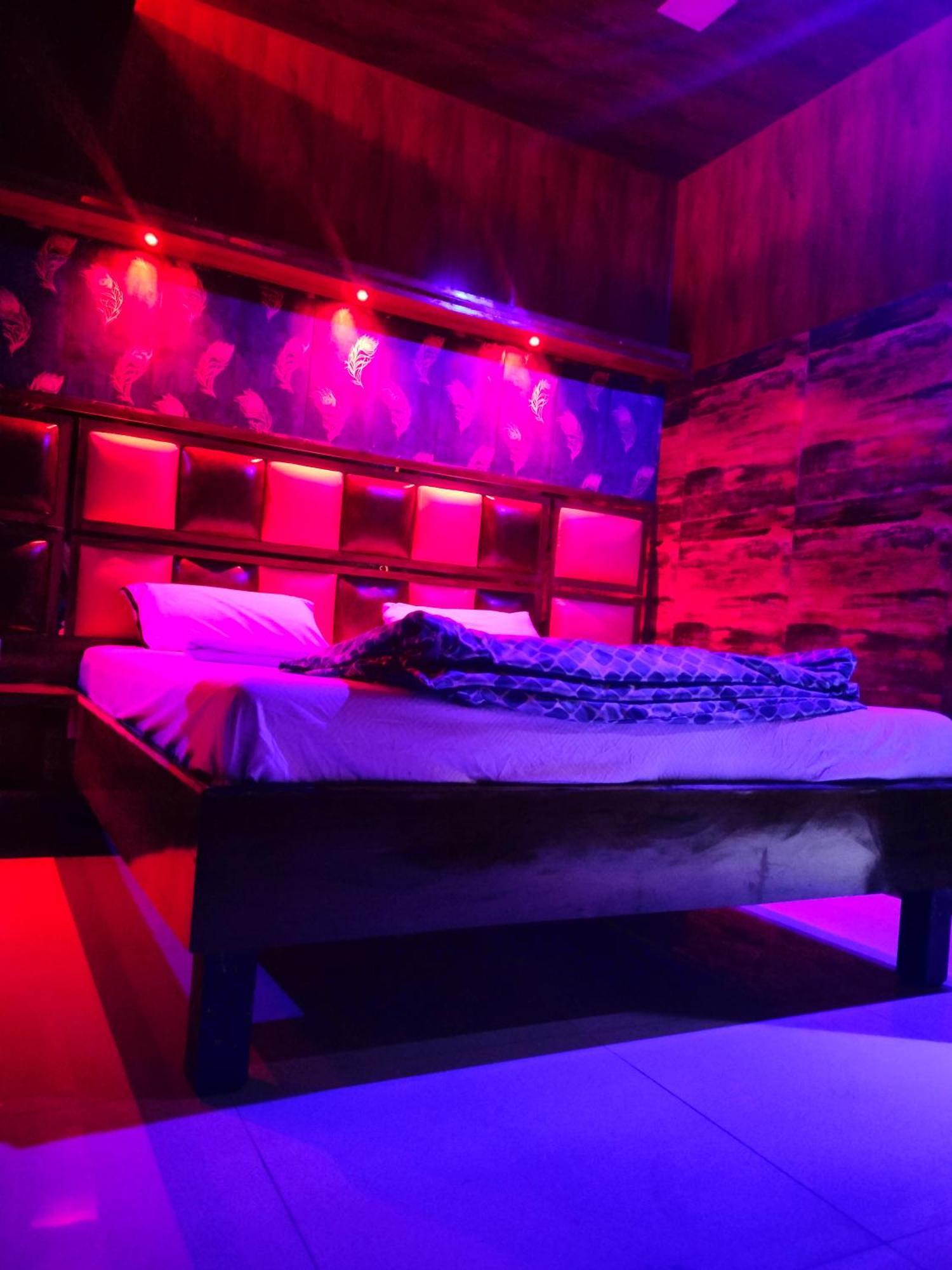 Love hotel Spring &