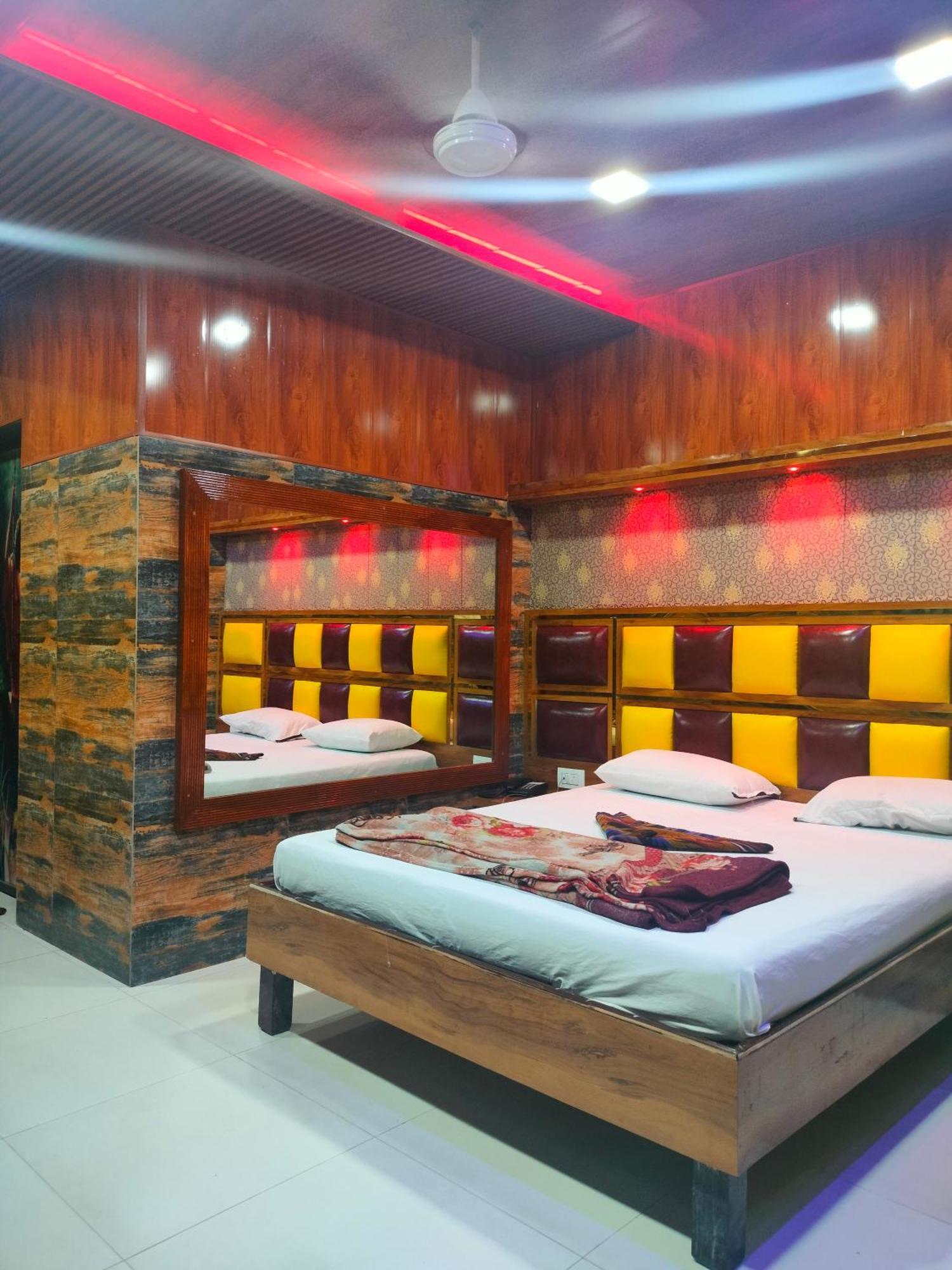 Love hotel Spring & Mumbai