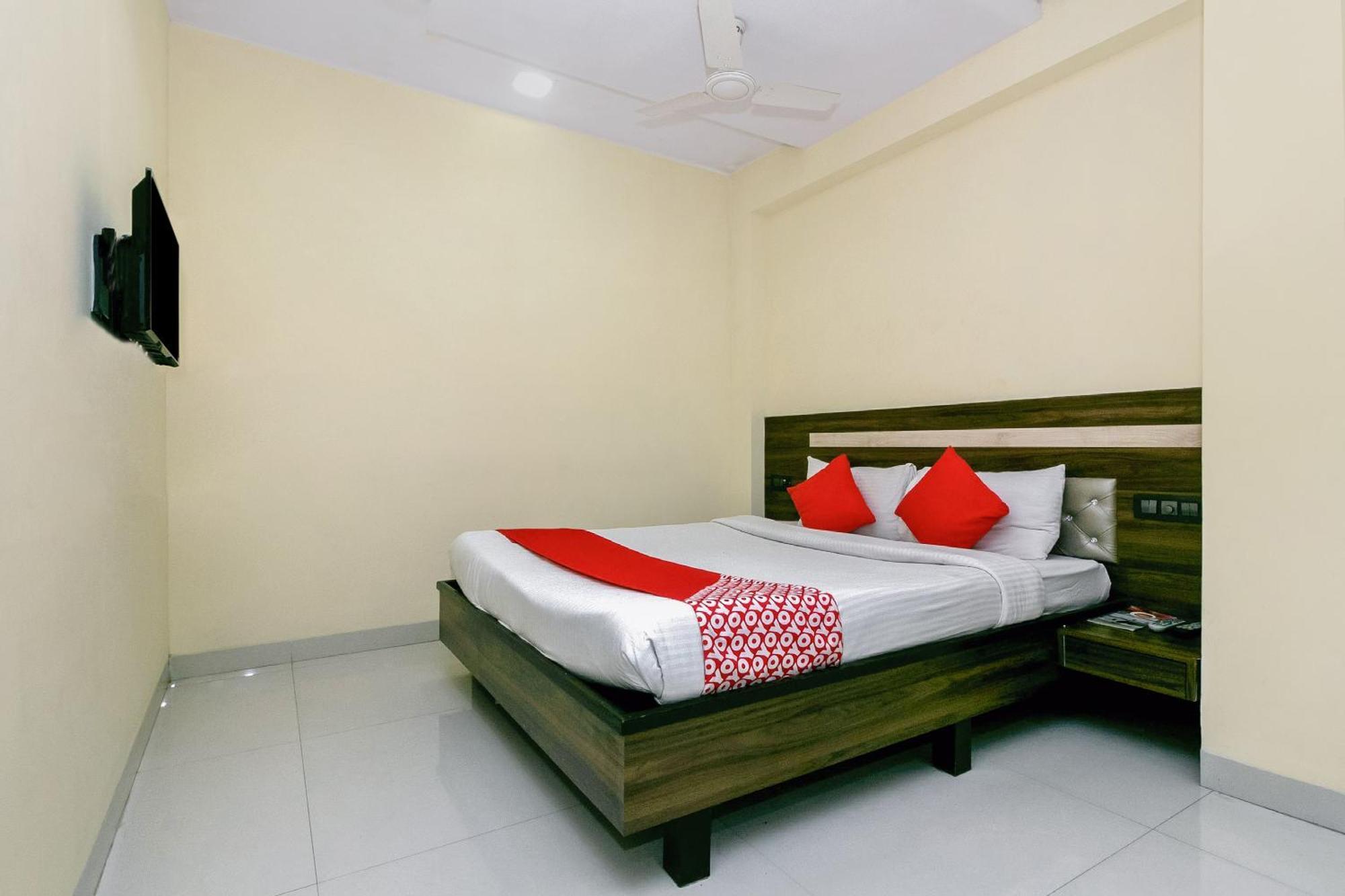 Hotel Oyo 23656 Parimeet Mumbai