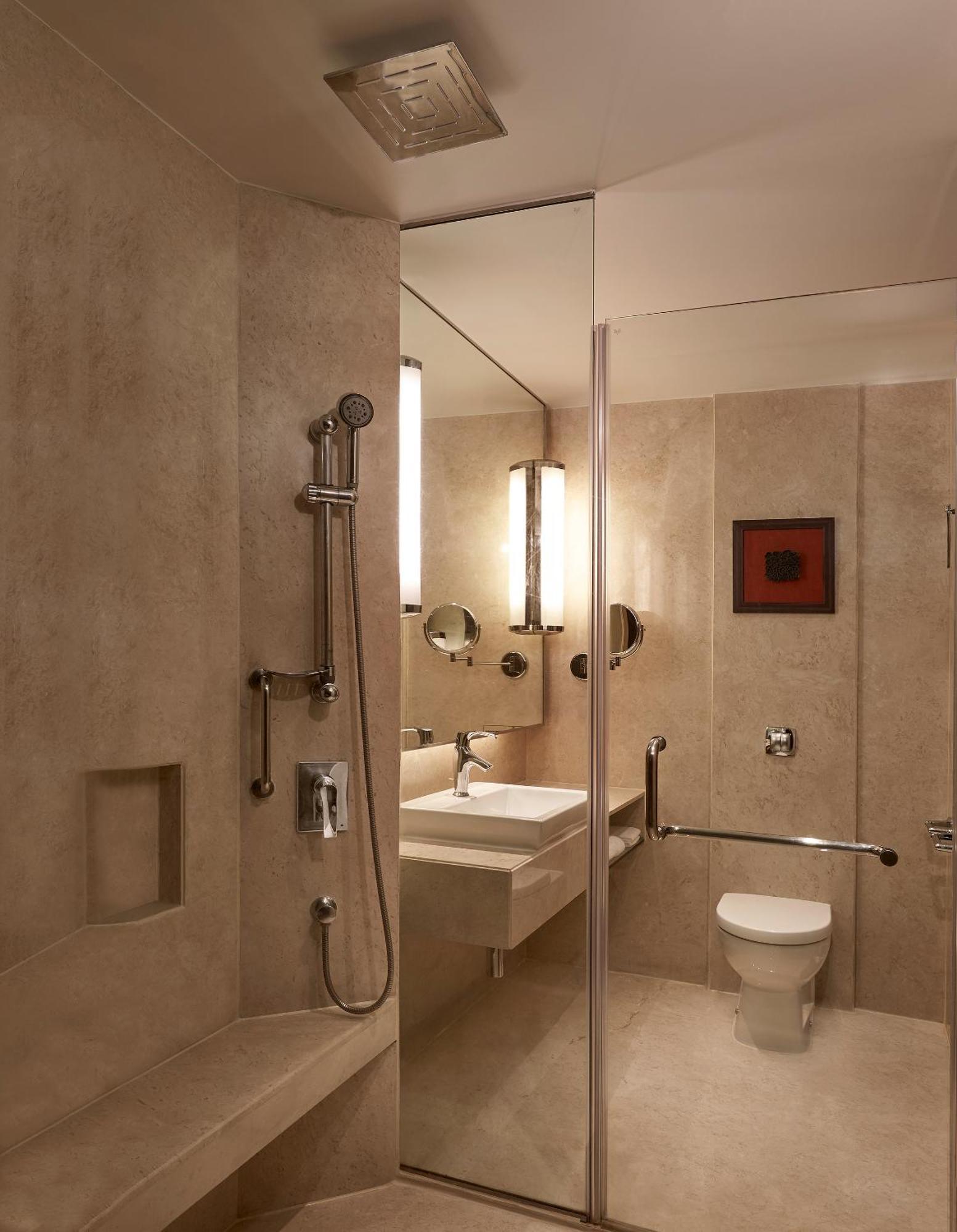 Courtyard By Marriott International Airport Hotel
