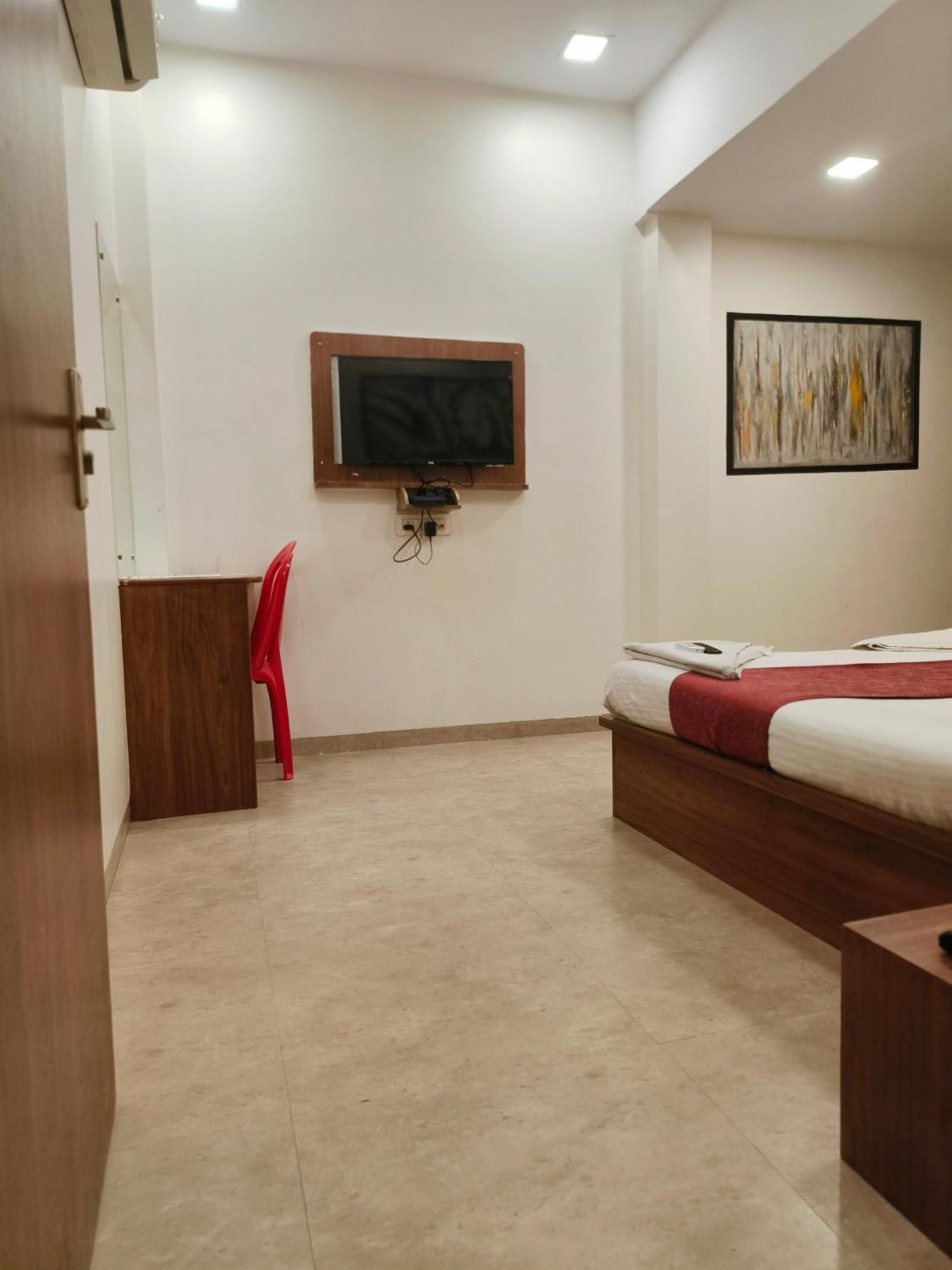 Crown Juhu Hotel 2*