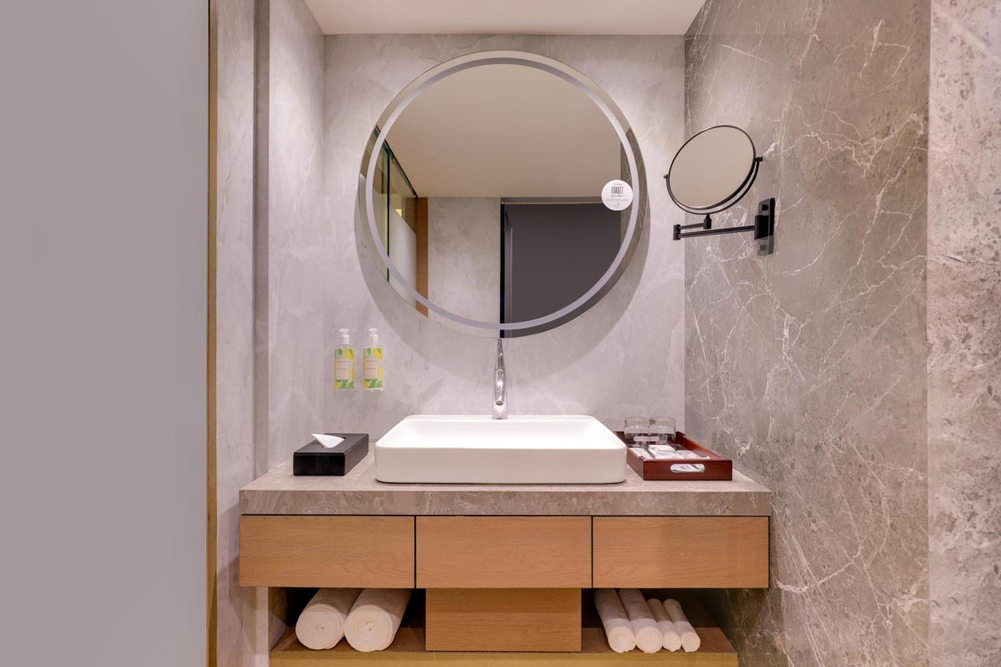Hotel Lemon Tree Premier, Malad, 4*