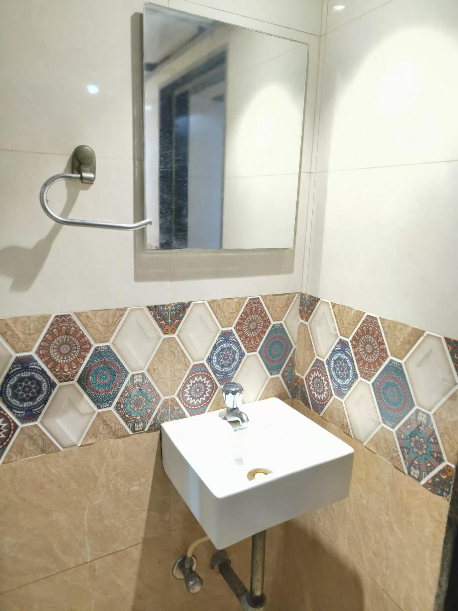 Almas 24 Aircondition Hostel Mumbai