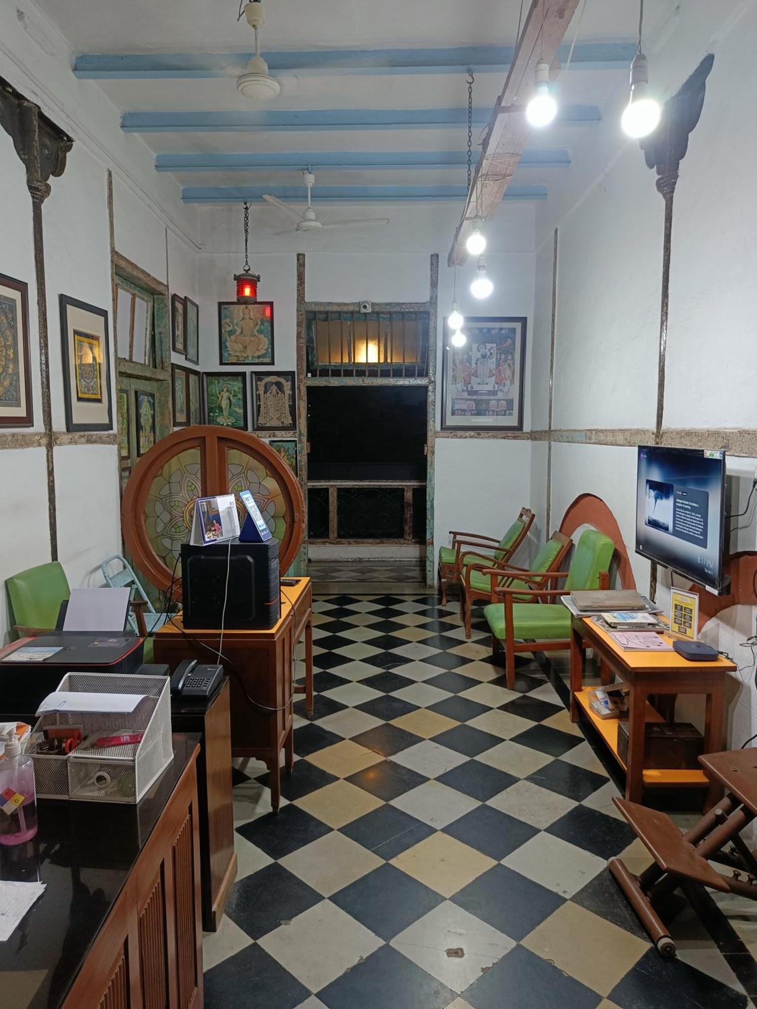 Vasantashram Cst Mumbai, Free Wifi With 1940s Retro Vibe Hostel Mumbai