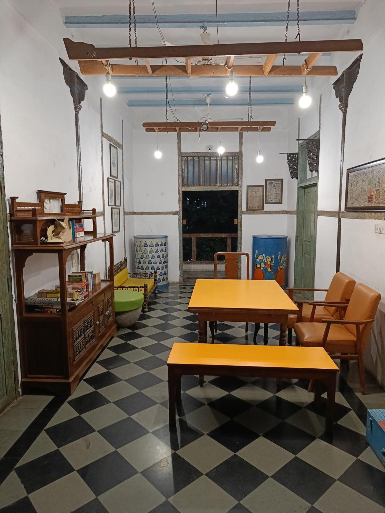 Hostel Vasantashram Cst Mumbai, Free Wifi With 1940s Retro Vibe