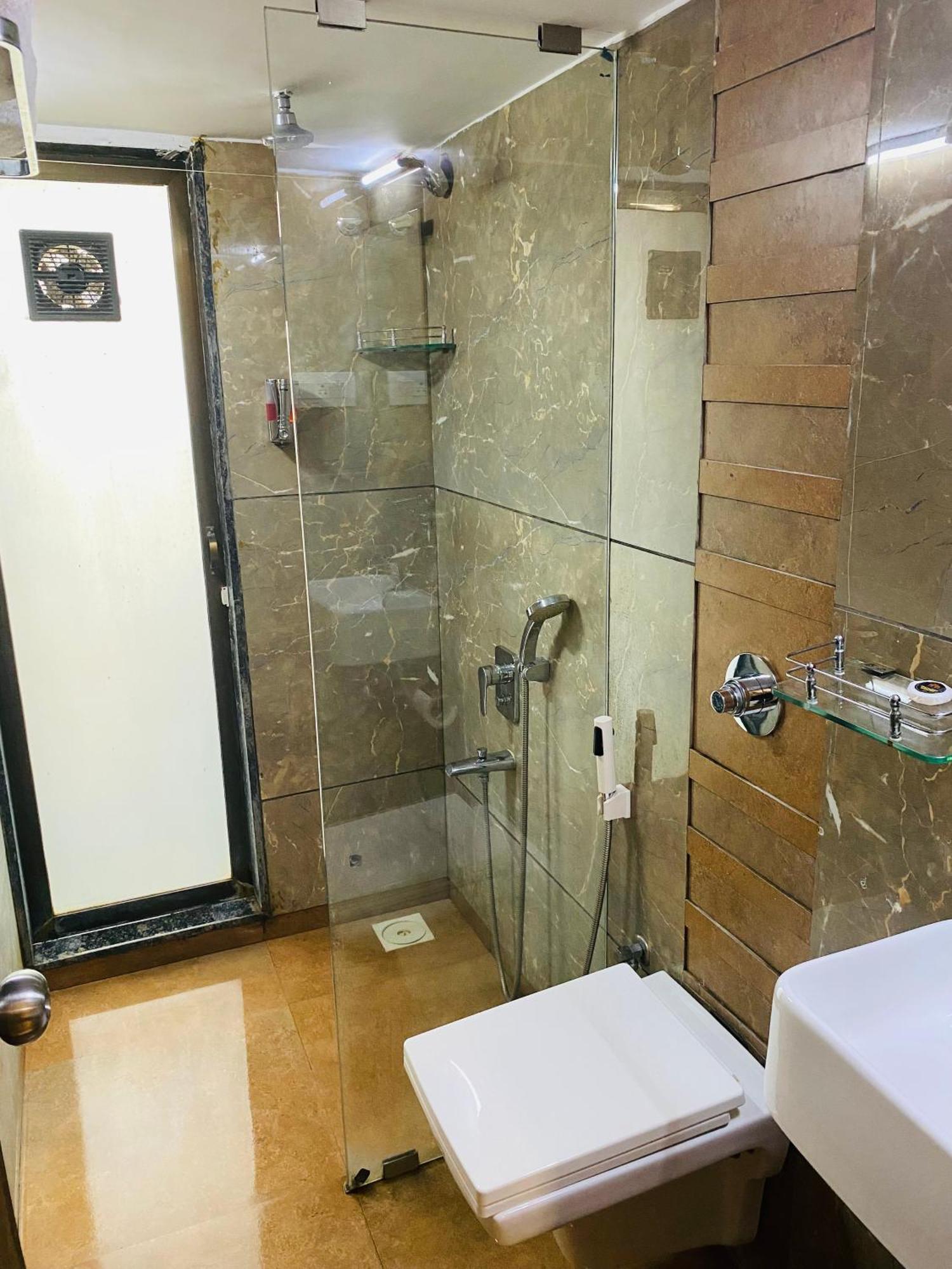 House Luxury Apartments, Santacruz East Apartment