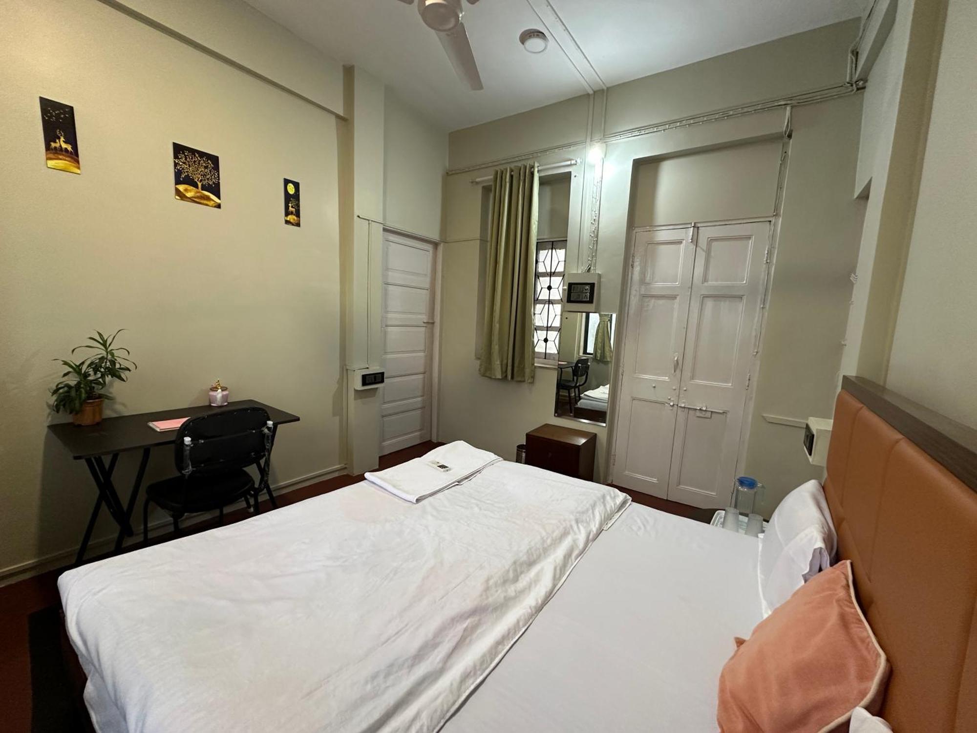 Spacious 2 Bhk With Balcony In Bandra Mumbai