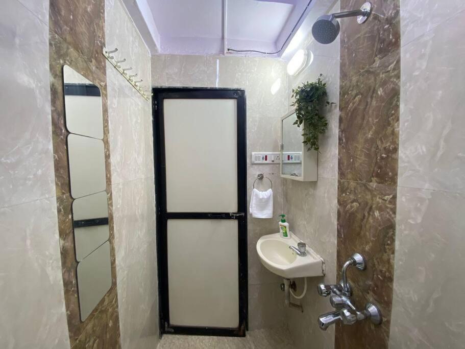 Newton 103 Bright 1bhk In Bandra Near Lilavati