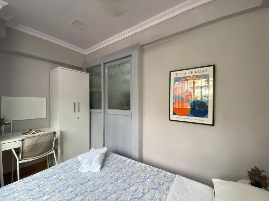 Newton 103 Bright 1bhk In Bandra Near Lilavati *