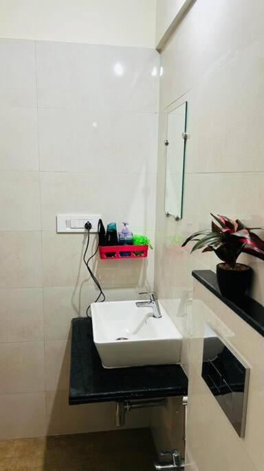 Apartment Cozy 1bhk Near Nesco, J Pmorgan Mumbai