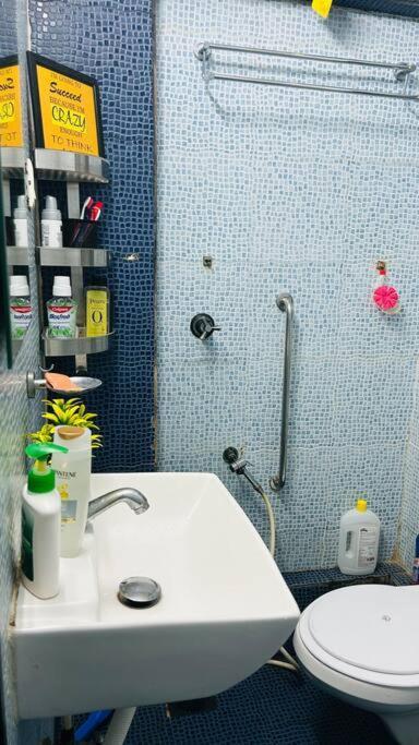 Cozy Corner Apartment *