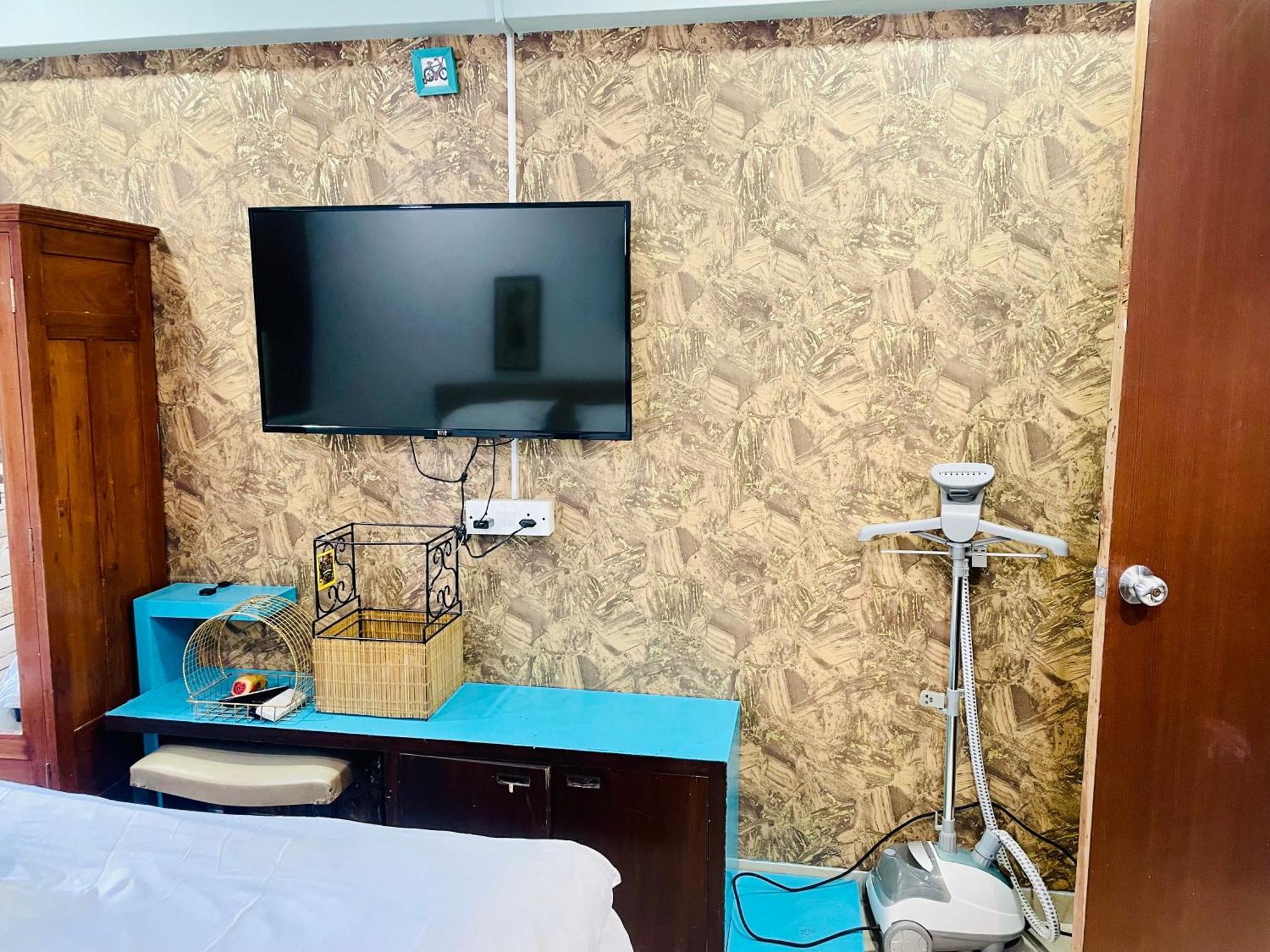 Bandra - Spacious 2 Bhk- Close To Bkc. *