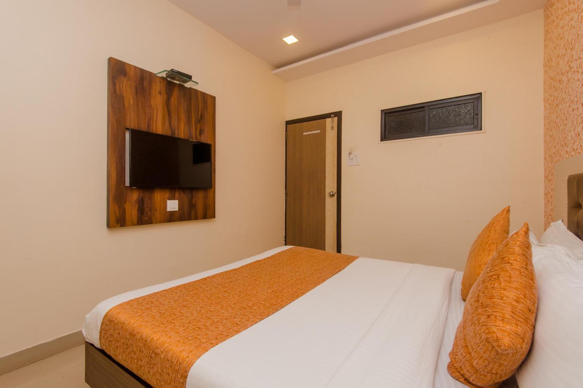 Hotel O Golden Nest Near Chhatrapati Shivaji International Airport 3*