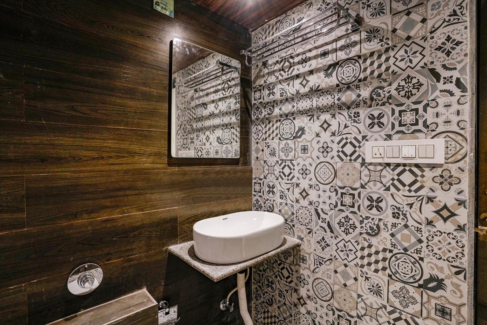 Fabhotel Peralz - Nr Boriwali Station Hotel *