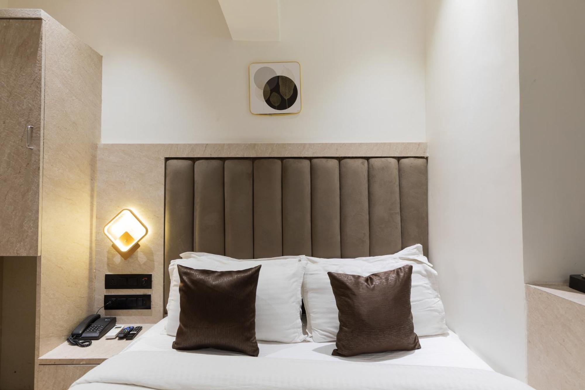 Larmont Luxury Hotel 3*