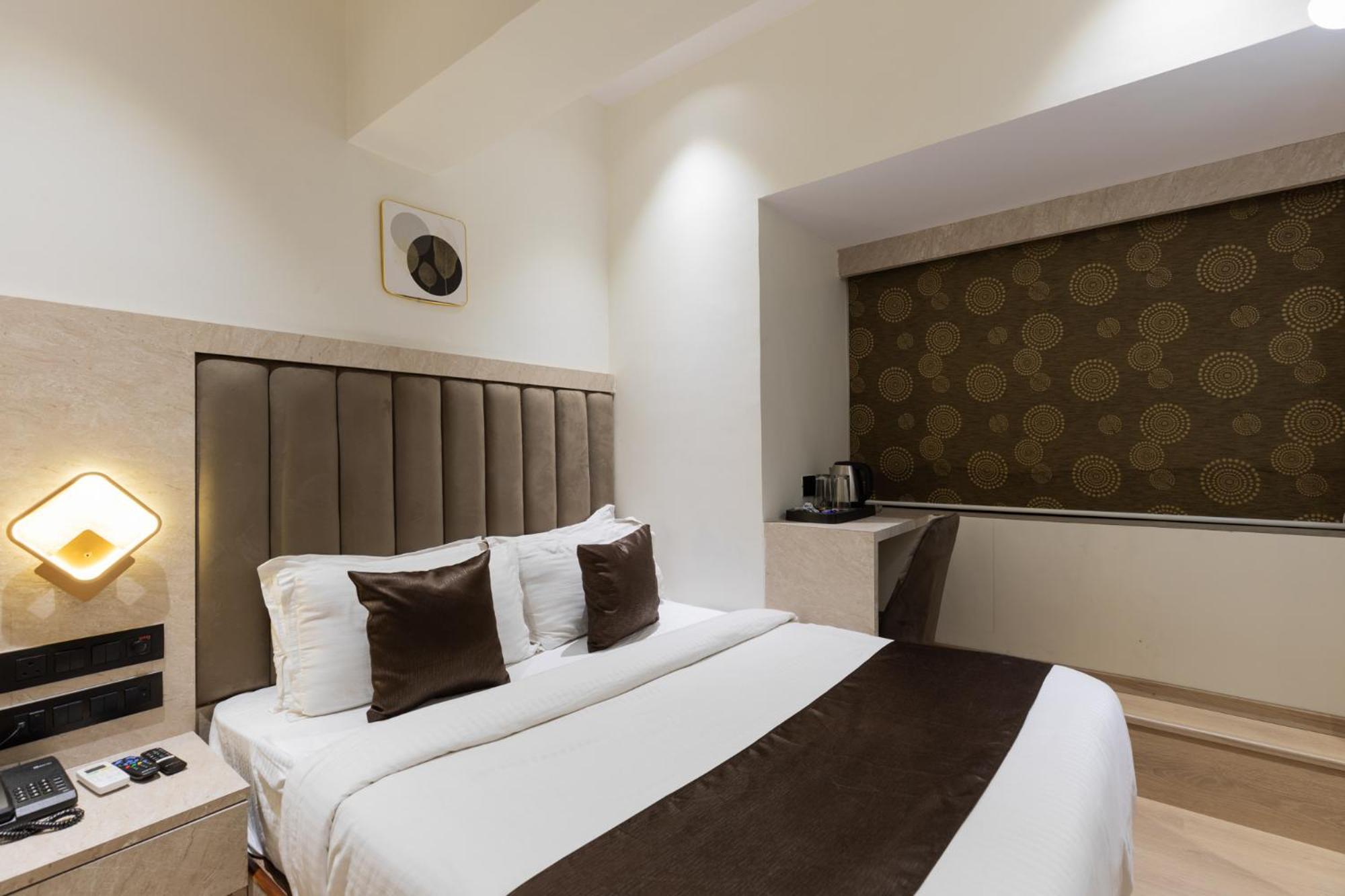 Larmont Luxury Hotel 3*