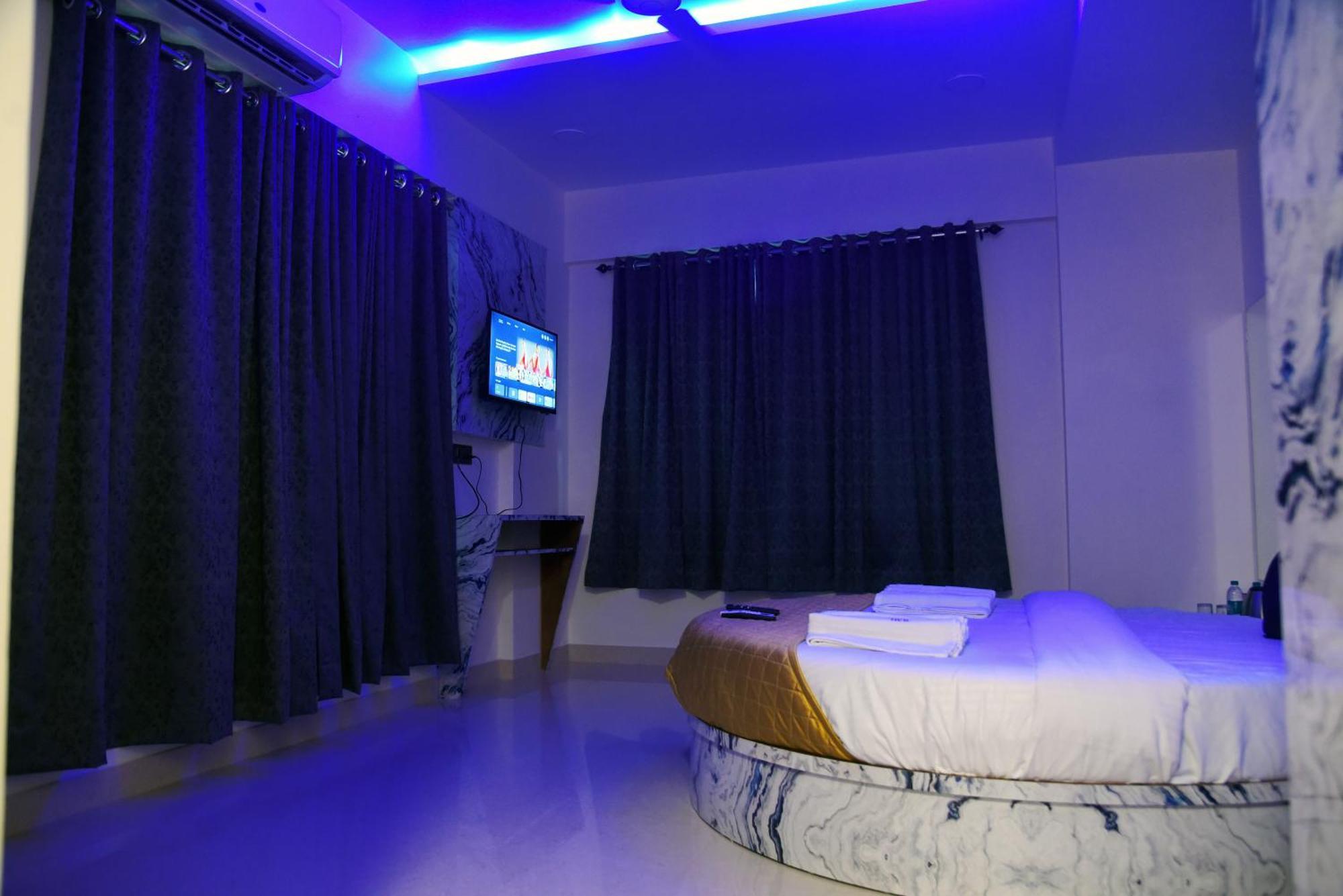 Smooth Checkin By Edition Blue Bombaim