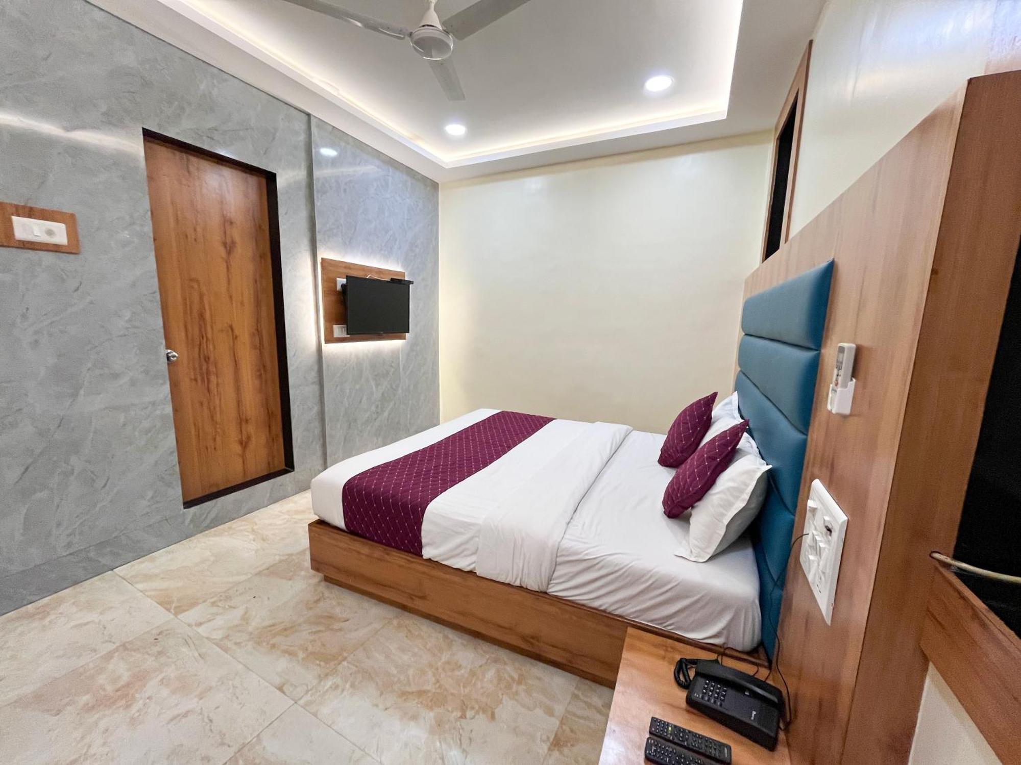 Hotel National - Grant Road 3*